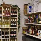 Weinregal sowie Regal mit Sekt und Spirituosen - Getränke Horstkötter Beelen